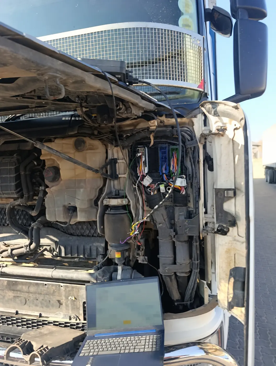 Truck ECU and SCR diagnostic work